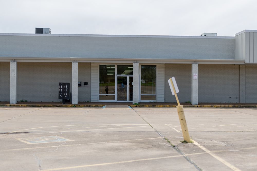 Brooklyn Shopping Center: 923-951 East College Street, Pulaski, TN 38478